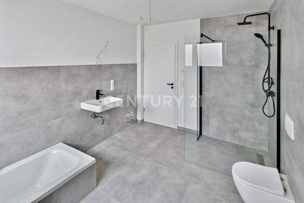 Badezimmer mit Dusche und Wanne