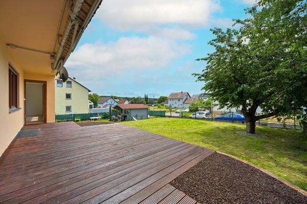 Große Terrasse mit Garten