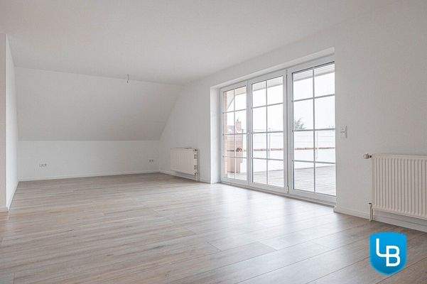 Großzügiges Wohnzimmer mit Zugang zur Dachterrasse