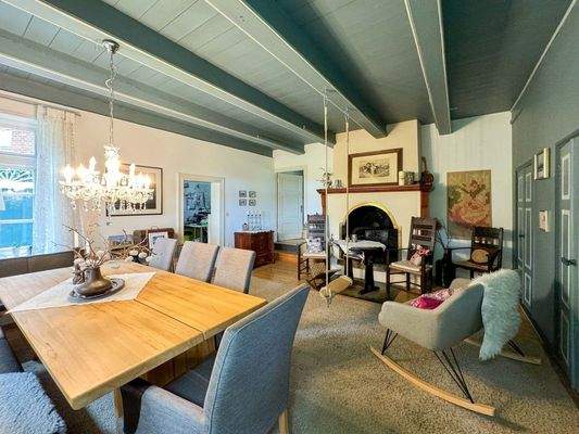 Essbereich mit Kamin