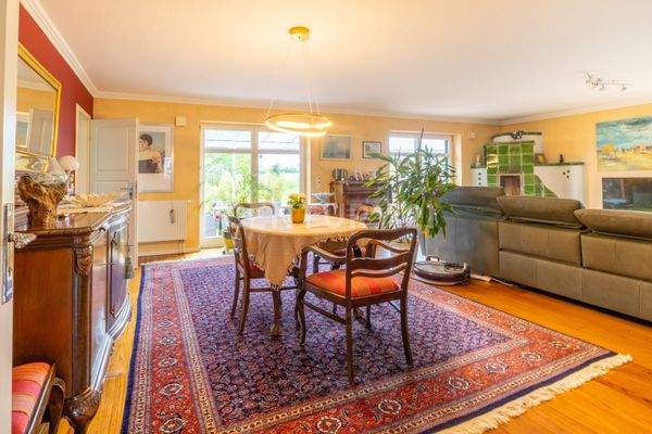 Besonders großzügiger Wohnbereich mit Zugang zur Terrasse