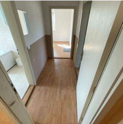 Flur mit Badezimmertür