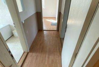 Flur mit Badezimmertür