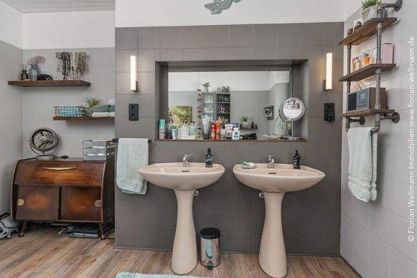 Bad mit Wanne 11,32 m²