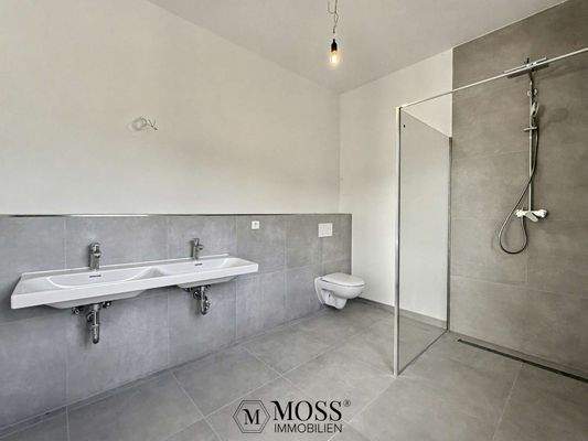 Hauptbadezimmer neben Ankleide 