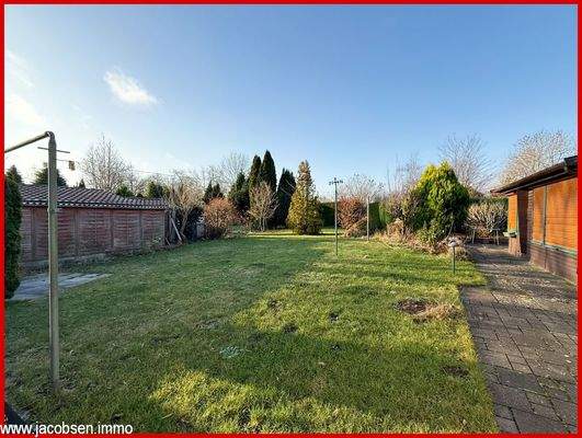 Blick von der Terrasse in den Garten