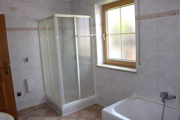 Badezimmer EG (Bild 2)