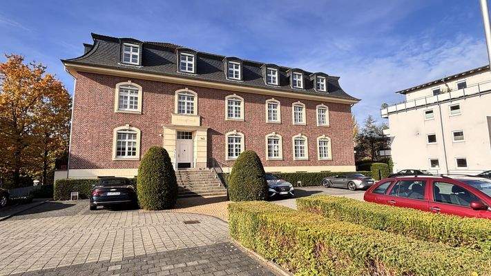 Straßenansicht + Parkplatz