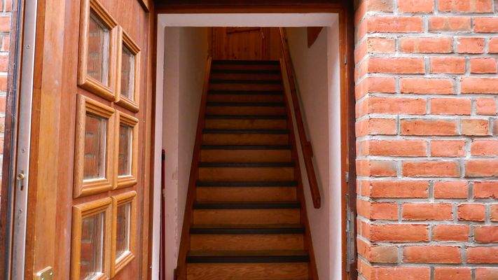 Treppe zu den OG-Wohnungen