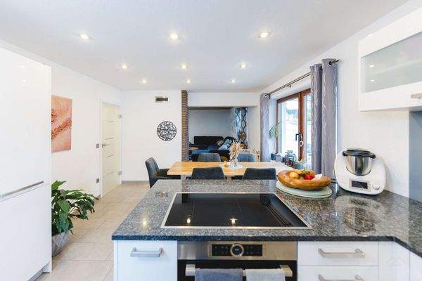 Große Küche mit angrenzendem Essbereich