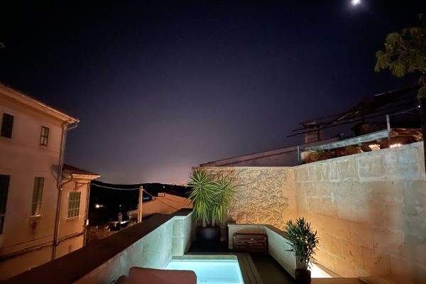 Terrasse und Pool mit Blick