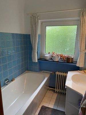 Bad mit Wanne, Waschbecken & Fenster