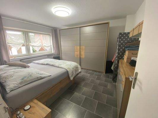 12/ Erdgeschoss: Das Elternschlafzimmer - Teilansicht