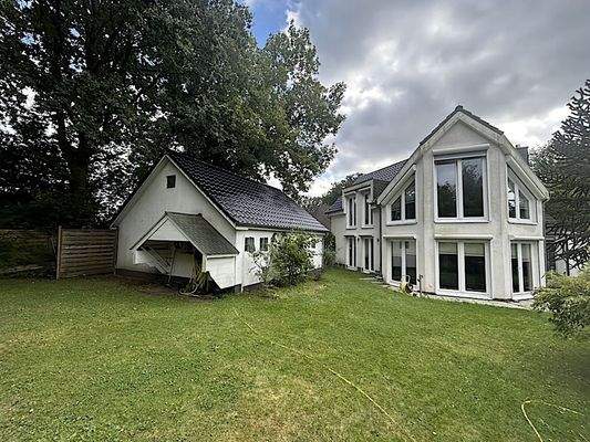 Hintere Hausansicht und Stallgebäude