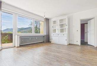 Wohnzimmer mit großem Balkon