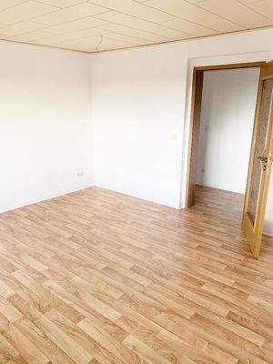 Wohnzimmer mit Blick Richtung Flurbereich