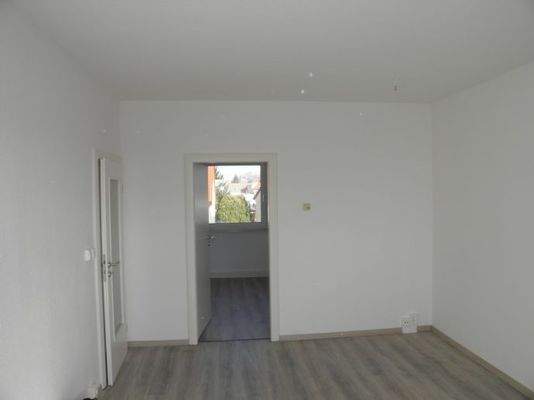 Wohnzimmer mit Blick zum Schlafzimmer