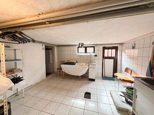 Keller Wäscheraum und Ausgang Garten