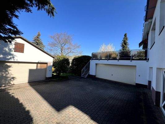 2 Doppelgaragen mit elektr. Tor