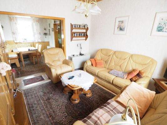 Blick vom Wohnzimmer ins Esszimmer