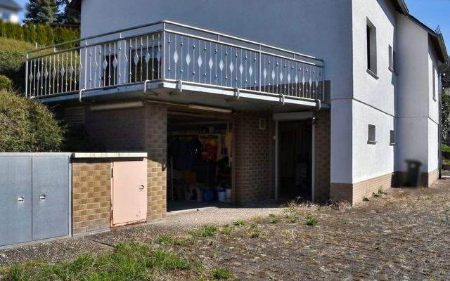 Garage und Kellerzugang