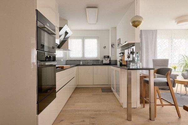 moderne helle Küche 