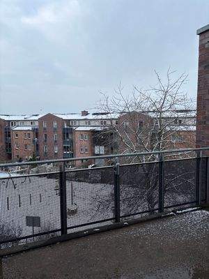 Ausblick vom Balkon auf den Innenhof mit Spielplatz und die umliegenden Wohngebäude
