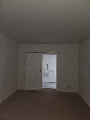 Wohnzimmer mit Blick ins Bad