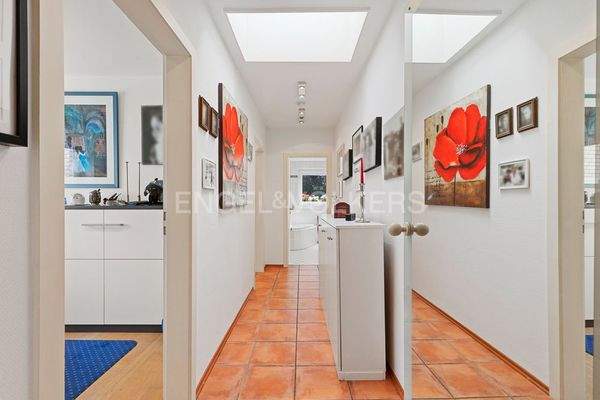 Flur mit Tageslicht-Lichtschacht