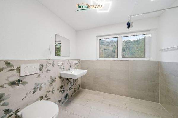 Modernes Badezimmer mit bodentiefer Dusche