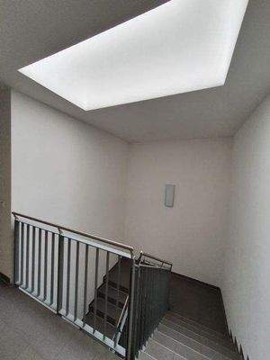 Treppenhaus mit Aufzug