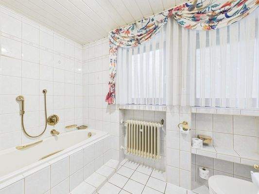 Tageslichtbad mit Wanne