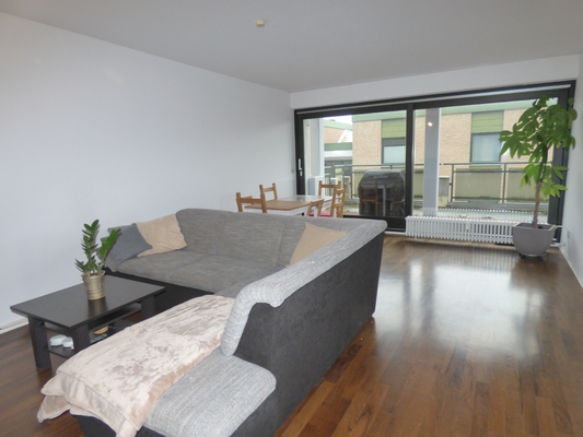 Wohnzimmer mit Ausgang Loggia...