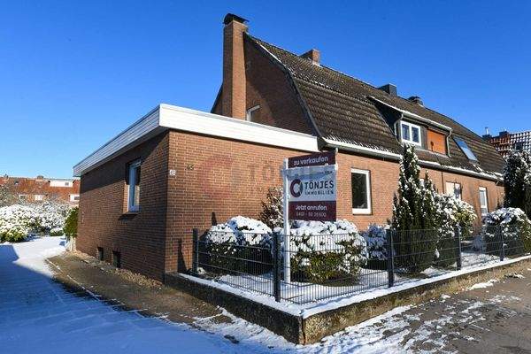 Einfahrt zum Hof und Garten