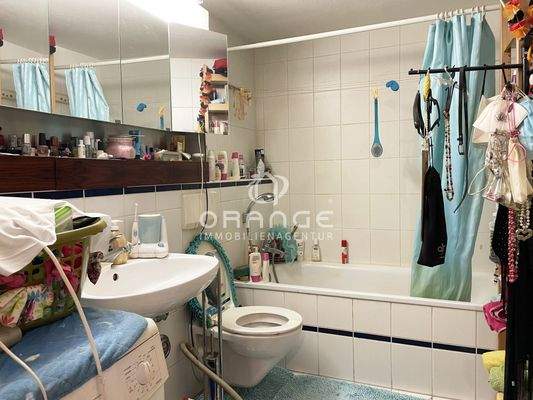 Links der Eingangstüre das Wannenbad