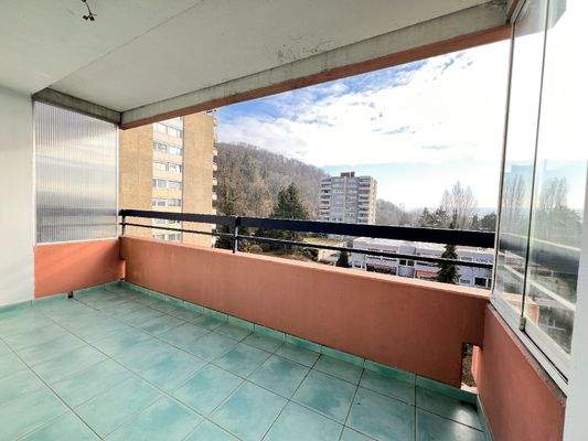 großer, überdeckter Balkon