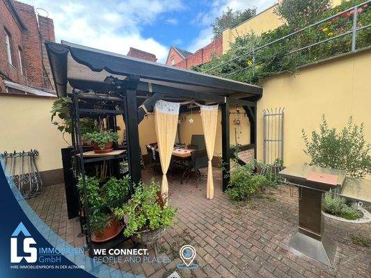 Überdachte Sitzgelegenheit im Innenhof