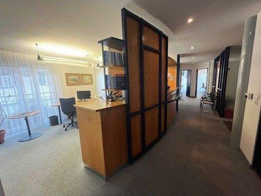 Flur mit Empfangsbereich