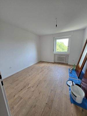 Leeres Zimmer mit Fenster