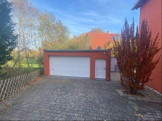 Hofeinfahrt mit Doppelgarage