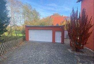 Hofeinfahrt mit Doppelgarage