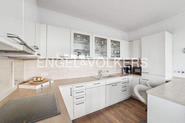 Die helle und offen gestaltete Küche