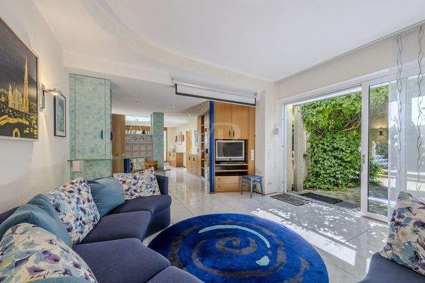 Wohnbereich mit Zugang zur Terrasse