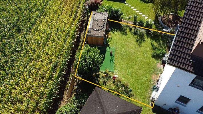 Zugehöriger Gartenanteil mit Hütte