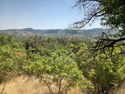 Ruhiges Baugrundstück im Herzen von Brač