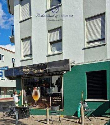 Seite mit Schaufenster und Bestuhlung