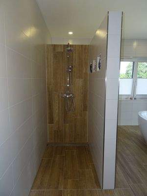 Dusche im Badezimmer OG.JPG