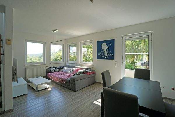 Wohnzimmer mit Ausgang auf Terrasse