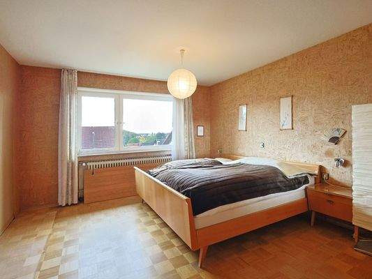 Geräumiges Schlafzimmer im Obergeschoss