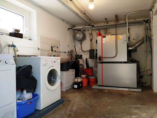 Heizraum mit Platz für Waschmaschine und Trockner